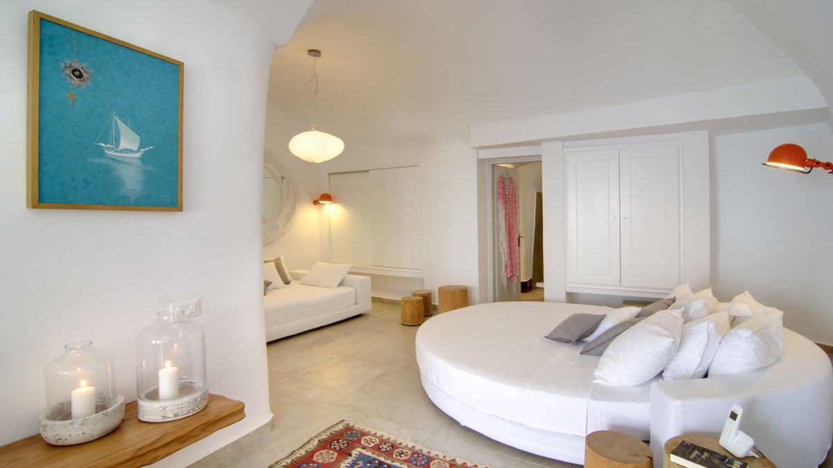 Honeymoon Suite with Private Heated Pool & Caldera View